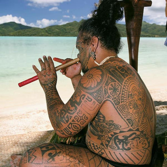 Le Tatau polynésien : mémoire sacrée gravée dans la peau