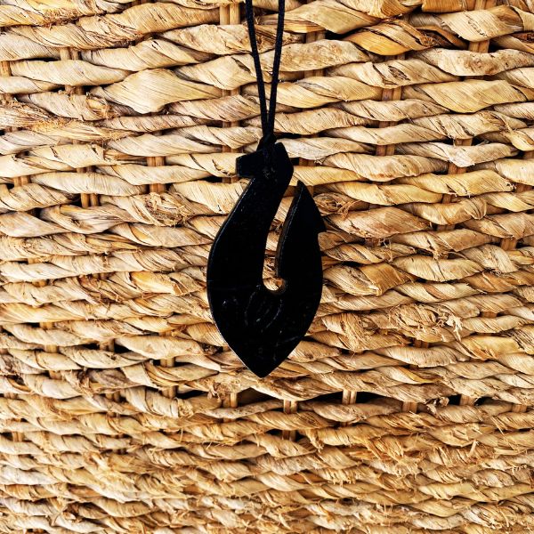 Collier Maori de Nouvelle-Zélande : Maui Hameçon Hei Matau Pendentif, Art Tribal Polynésien