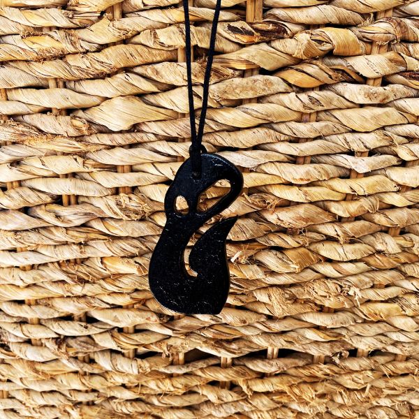 Collier Maori de Nouvelle-Zélande : Maui Hameçon Hei Matau Pendentif, Art Tribal Polynésien