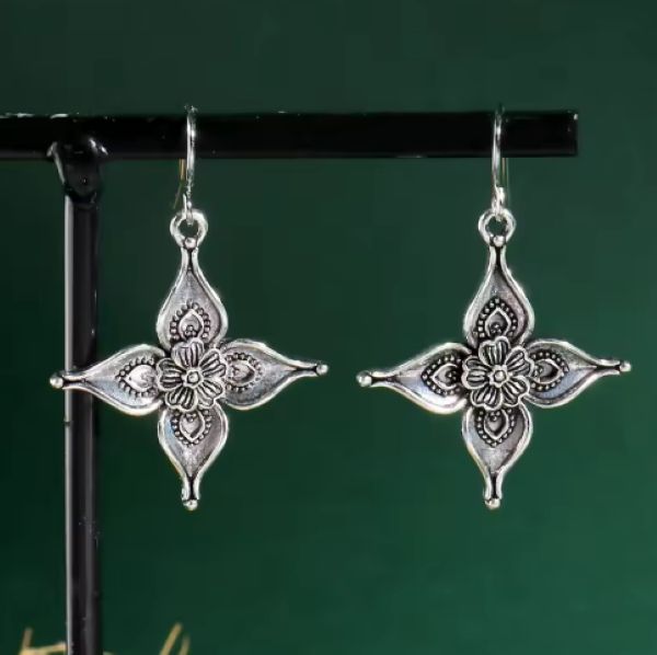 Boucles d’oreilles Hawaï – Fleurs géométriques au charme insulaire