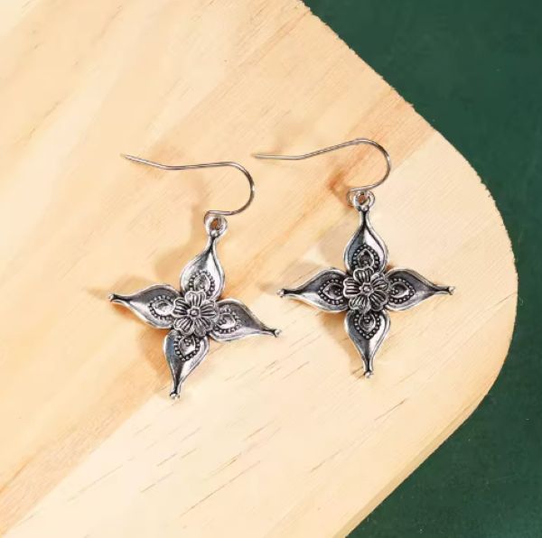 Boucles d’oreilles Hawaï – Fleurs géométriques au charme insulaire