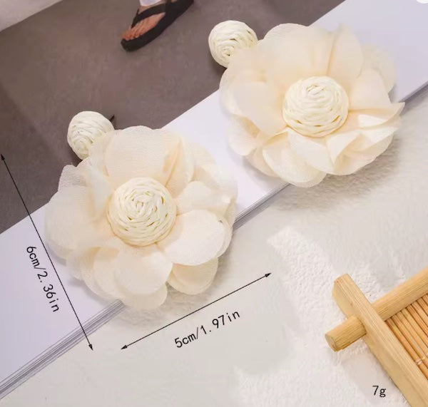 Boucles d’Oreilles Fleur en Raphia – Élégance Naturelle - Fait Main