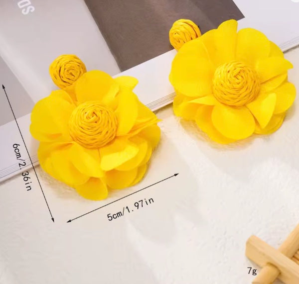 Boucles d’Oreilles Fleur en Raphia – Élégance Naturelle - Fait Main
