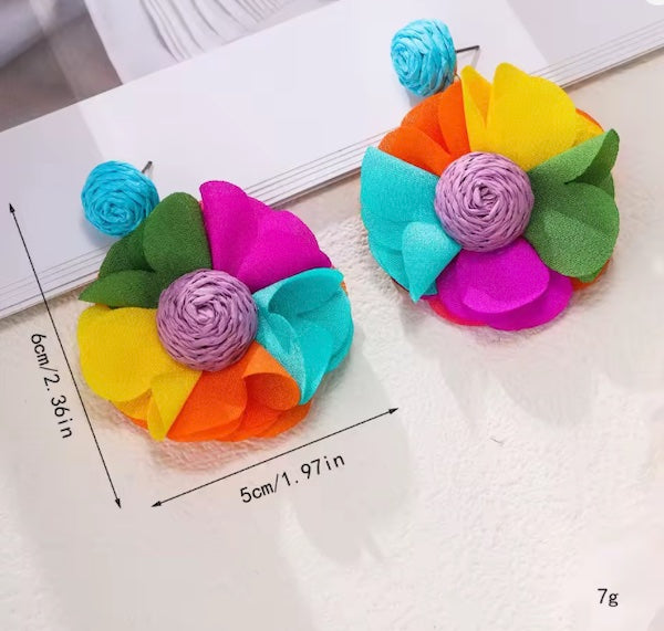 Boucles d’Oreilles Fleur en Raphia – Élégance Naturelle - Fait Main
