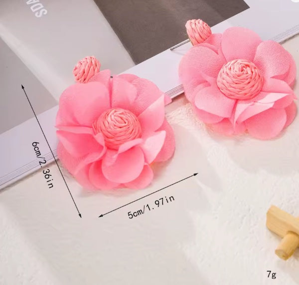 Boucles d’Oreilles Fleur en Raphia – Élégance Naturelle - Fait Main