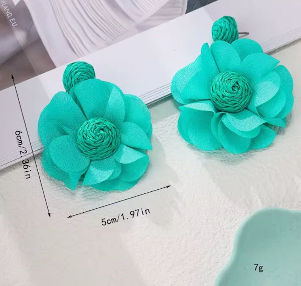 Boucles d’Oreilles Fleur en Raphia – Élégance Naturelle - Fait Main