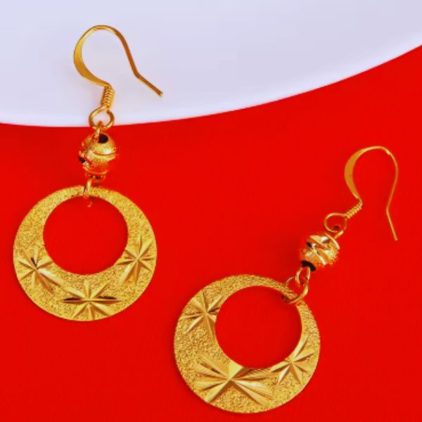 Boucles d’Oreilles Dorées Hawaïennes – Brillance et Tradition