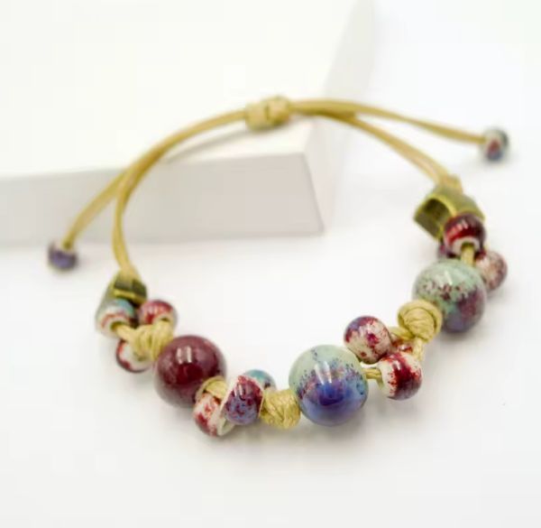 Bracelet Tissé à la Main en Céramique – Entre Tradition et Style Moderne