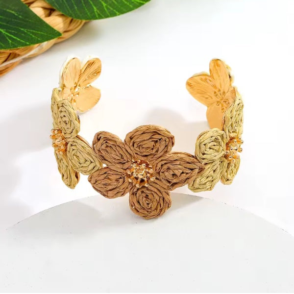 Bracelet Fleur en Raphia – Élégance Naturelle - Artisanat de Martinique