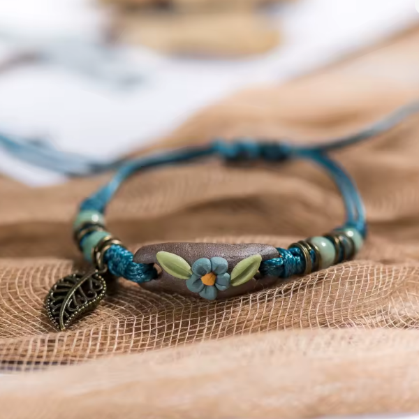 Bracelet en Perles de Céramique – L’Alliance du Folklore et du Style Contemporain