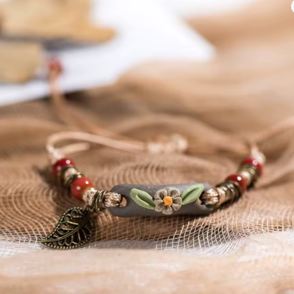 Bracelet en Perles de Céramique – L’Alliance du Folklore et du Style Contemporain