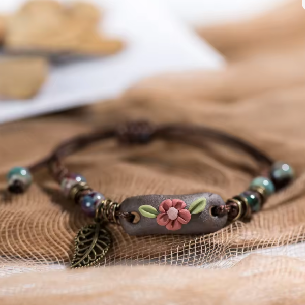 Bracelet en Perles de Céramique – L’Alliance du Folklore et du Style Contemporain