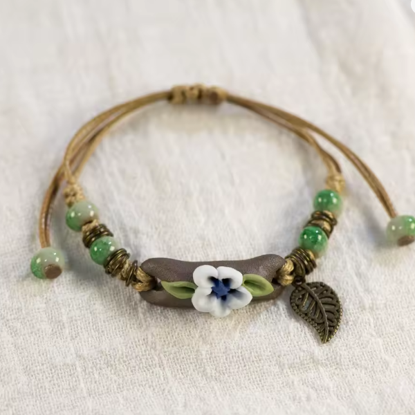 Bracelet en Perles de Céramique – L’Alliance du Folklore et du Style Contemporain