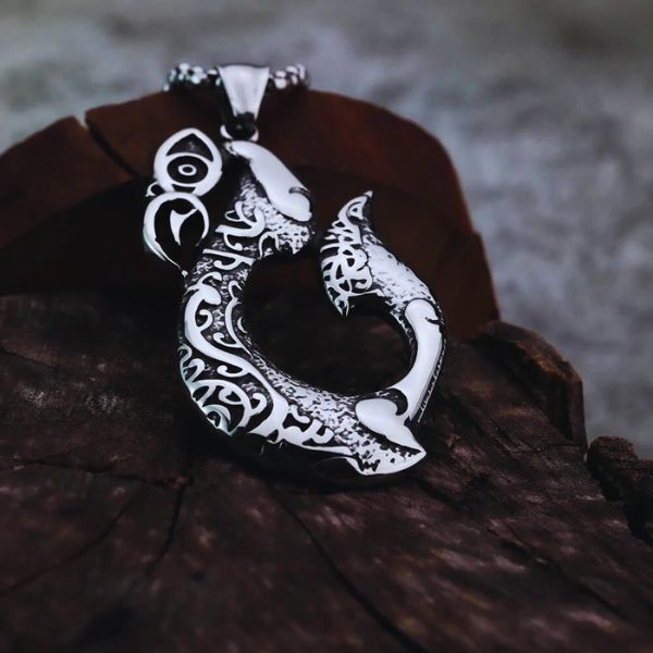 Collier Hameçon Maori Manaia en Acier Sculpté à la Main