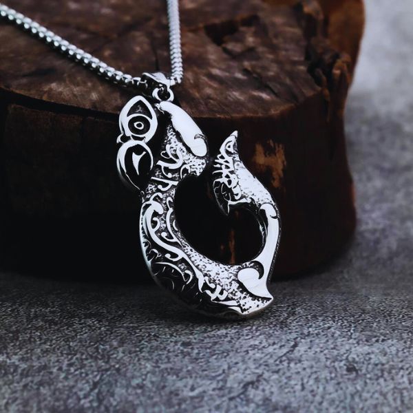 Collier Hameçon Maori Manaia en Acier Sculpté à la Main