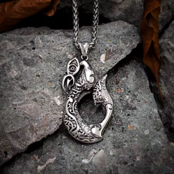 Collier Hameçon Maori Manaia en Acier Sculpté à la Main
