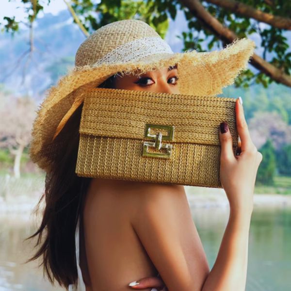 Pochette en Raphia Chic Sac Raphia Fait Main à Madagascar