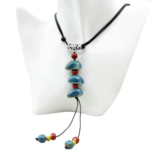 Collier en Céramique Rouge & Bleu – Élégance Créole Made in Martinique