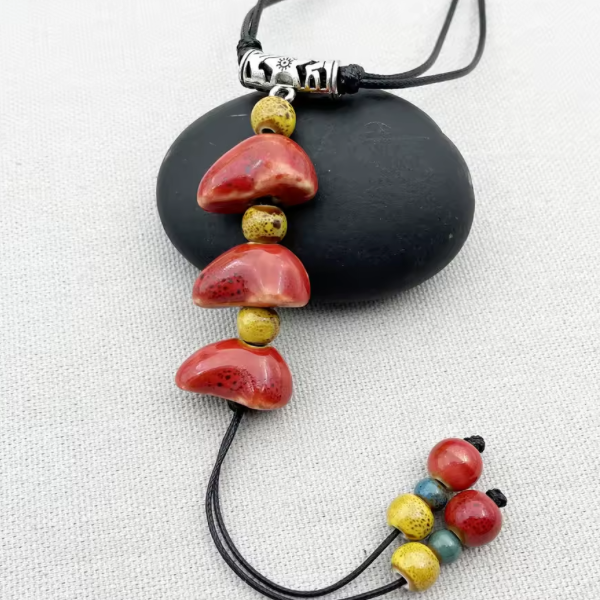 Collier en Céramique Rouge & Bleu – Élégance Créole Made in Martinique