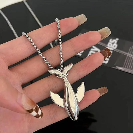 La Symbolique Unique du Pendentif Queue de Baleine : Un Bijou Chargé d’Histoire et de Protection