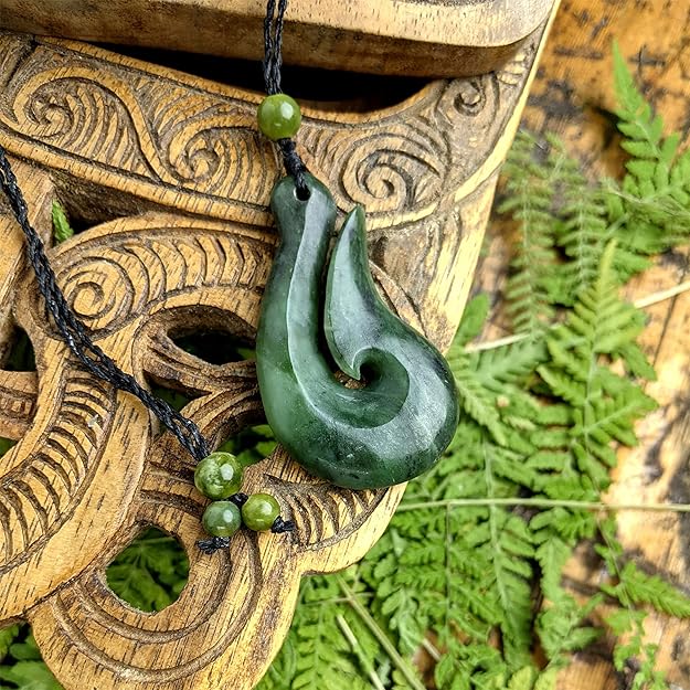 Le Collier Pendentif Hei Matau en Jade Néphrite  : Une Pièce d’Histoire Maori à Porter