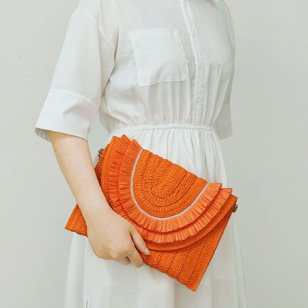 Cinq Façons de Styliser Votre Sac en Raphia pour Chaque Saison
