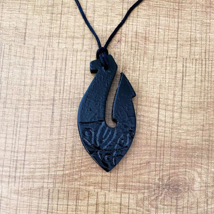 Collier Maori de Nouvelle-Zélande : Maui Hameçon Hei Matau Pendentif, Art Tribal Polynésien