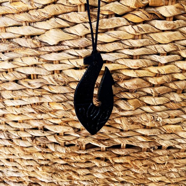 Collier Maori de Nouvelle-Zélande : Maui Hameçon Hei Matau Pendentif, Art Tribal Polynésien