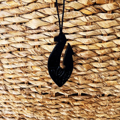 Collier Maori de Nouvelle-Zélande : Maui Hameçon Hei Matau Pendentif, Art Tribal Polynésien