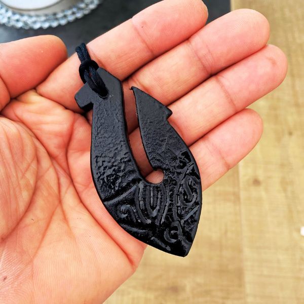Collier Maori de Nouvelle-Zélande : Maui Hameçon Hei Matau Pendentif, Art Tribal Polynésien