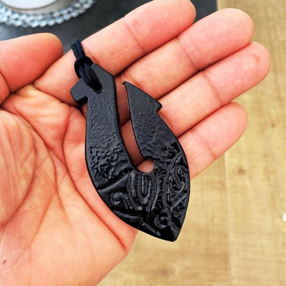 Collier Maori de Nouvelle-Zélande : Maui Hameçon Hei Matau Pendentif, Art Tribal Polynésien