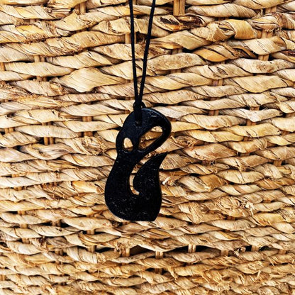 Collier Maori de Nouvelle-Zélande : Maui Hameçon Hei Matau Pendentif, Art Tribal Polynésien