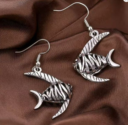 Boucles d’Oreilles Pendantes  Poisson exotique – Style Antique Argenté