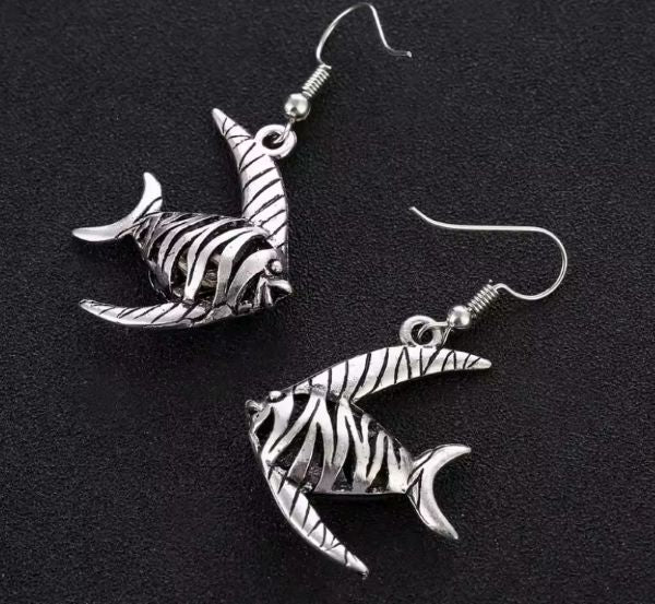 Boucles d’Oreilles Pendantes  Poisson exotique – Style Antique Argenté