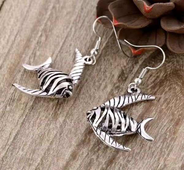Boucles d’Oreilles Pendantes  Poisson exotique – Style Antique Argenté