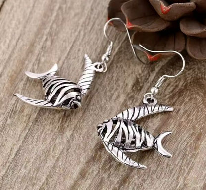 Boucles d’Oreilles Pendantes  Poisson exotique – Style Antique Argenté