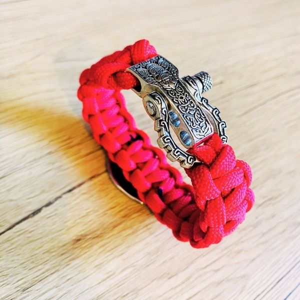 Bracelet Hei Matau Maori Rouge – Bracelet Protecteur Inspiré de la Culture et de l’Artisanat Océanien