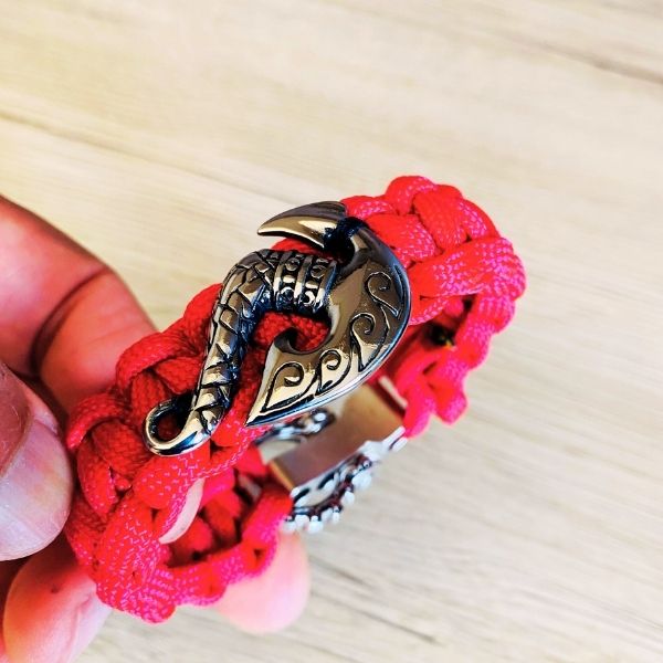 Bracelet Hei Matau Maori Rouge – Bracelet Protecteur Inspiré de la Culture et de l’Artisanat Océanien