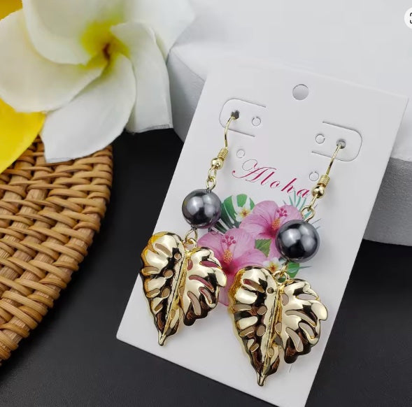 Boucles d’Oreilles Hawaïennes Pendantes – Feuille de Uru et Perle Noire Fantaisie