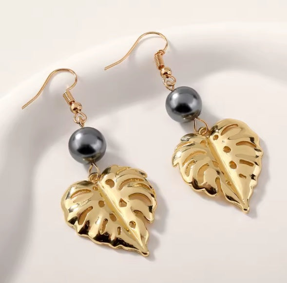 Boucles d’Oreilles Hawaïennes Pendantes – Feuille de Uru et Perle Noire Fantaisie
