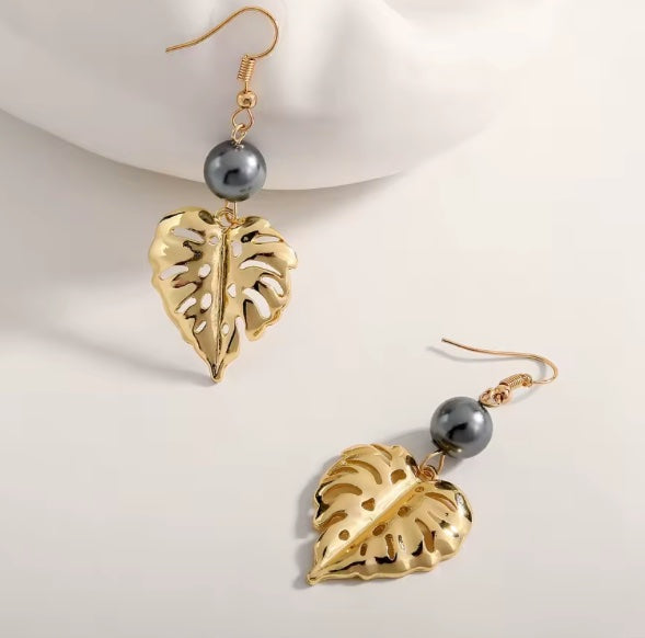 Boucles d’Oreilles Hawaïennes Pendantes – Feuille de Uru et Perle Noire Fantaisie