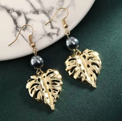 Boucles d’Oreilles Hawaïennes Pendantes – Feuille de Uru et Perle Noire Fantaisie