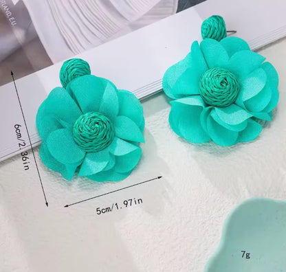 Boucles d’Oreilles Fleur en Raphia – Élégance Naturelle -  Fait Main