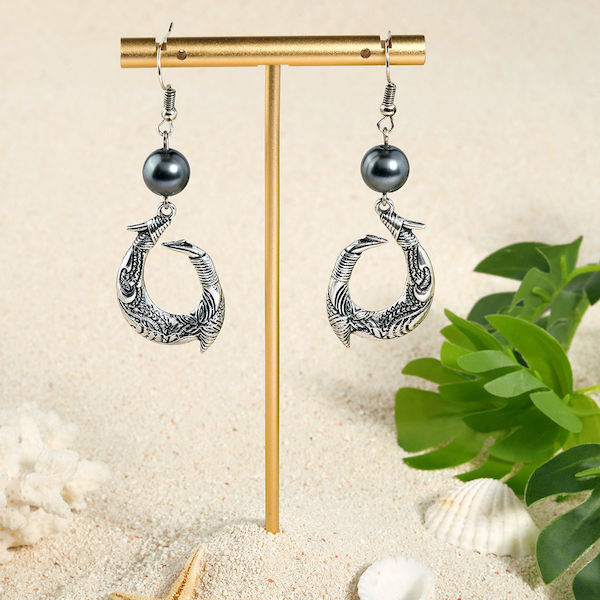 Boucles d'oreilles Hei Matau Maori : Les Trésors Culturels de la Nouvelle-Zélande et des Îles Polynésiennes (Copie)