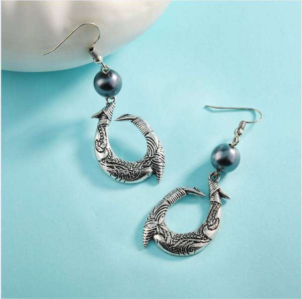 Boucles d'oreilles Hei Matau Maori : Les Trésors Culturels de la Nouvelle-Zélande et des Îles Polynésiennes (Copie)