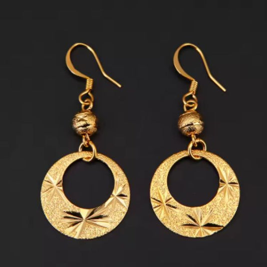 Boucles d’Oreilles Dorées Hawaïennes – Brillance et Tradition