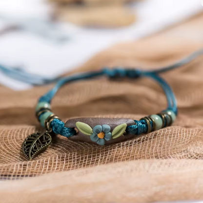 Bracelet en Perles de Céramique – L’Alliance du Folklore et du Style Contemporain