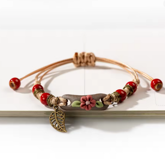 Bracelet en Perles de Céramique – L’Alliance du Folklore et du Style Contemporain