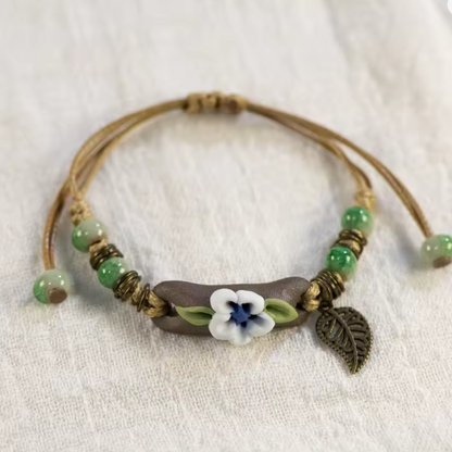 Bracelet en Perles de Céramique – L’Alliance du Folklore et du Style Contemporain