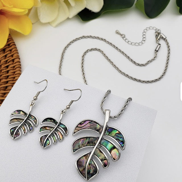Collier Pendentif Feuille de Uru en Acier Inoxydable Doré